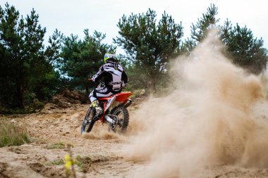 Parlak şekil ve motosikletler. Lviv'de motokros eğitimi. Vorotsev Yolu. Eylül 8, 2019.