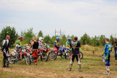 Parlak şekil ve motosikletler. Lviv'de motokros eğitimi. Vorotsev Yolu. Eylül 8, 2019.