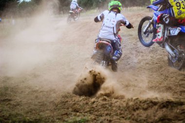 Parlak şekil ve motosikletler. Lviv'de motokros eğitimi. Vorotsev Yolu. Eylül 8, 2019.