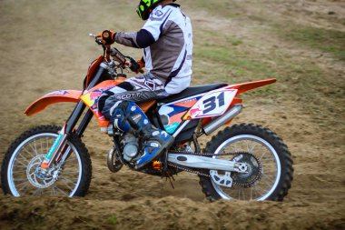 Parlak şekil ve motosikletler. Lviv'de motokros eğitimi. Vorotsev Yolu. Eylül 8, 2019.