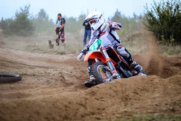 Helle Form und Motorräder. Motocross-Training in lviv. Wirbel — Stockfoto