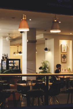 Şık, küçük bir kafe. Aromatik kahve ve tatlılar. İnsanlar iletişim