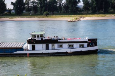 Kargo gemisi. Uluslararası lojistik. Malların teslimi. Düsseldorf