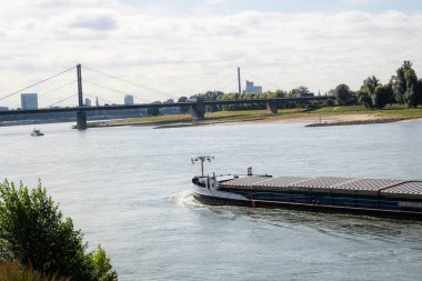 Kargo gemisi. Uluslararası lojistik. Malların teslimi. Düsseldorf