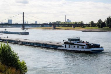 Kargo gemisi. Uluslararası lojistik. Malların teslimi. Düsseldorf