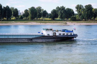 Kargo gemisi. Uluslararası lojistik. Malların teslimi. Düsseldorf