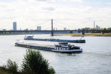 Kargo gemisi. Uluslararası lojistik. Malların teslimi. Düsseldorf