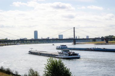 Kargo gemisi. Uluslararası lojistik. Malların teslimi. Düsseldorf
