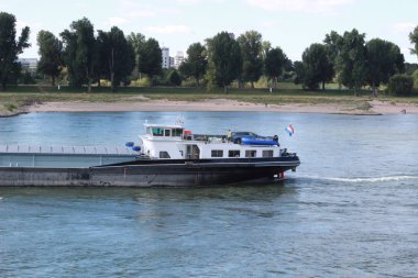 Kargo gemisi. Uluslararası lojistik. Malların teslimi. Düsseldorf
