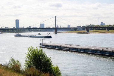 Kargo gemisi. Uluslararası lojistik. Malların teslimi. Düsseldorf