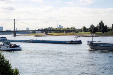 Kargo gemisi. Uluslararası lojistik. Malların teslimi. Düsseldorf