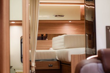 Tekerlekli ev. Karavan. Şey. Mutfak ve mutfak eşyaları. Yatak odası