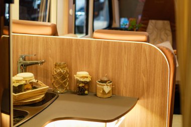 Tekerlekli ev. Karavan. Şey. Mutfak ve mutfak eşyaları. Yatak odası