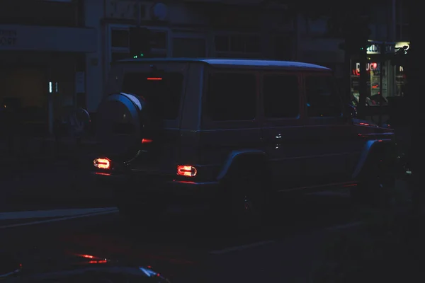 Éjszakai autó vezet az utcán. Sötétség. Négyzetszürke gép — Stock Fotó