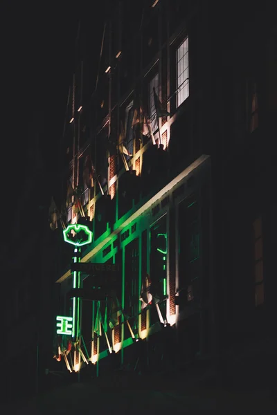 Éjszakai fények Dusseldorf. Utcák éjjel. Utazás Németországban. — Stock Fotó