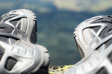 Trek ayakkabıları. Dağlar için botlar. Dağlarda yürüyüş. Ka