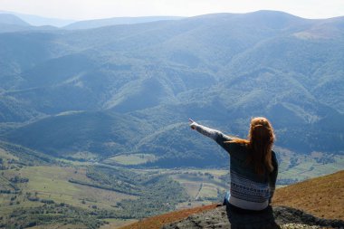 Kızıl saçlı kız. Güzel kazak. Dağ gezisi. Karpatyalı