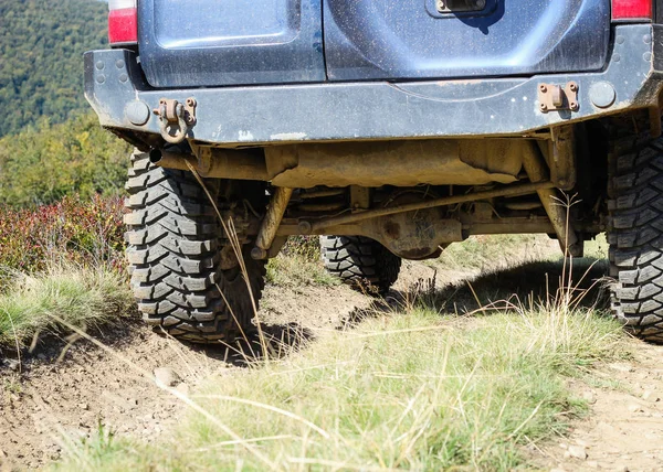 Coche en la montaña.Pikui top. Montañas Cárpatas. Offroad — Foto de Stock