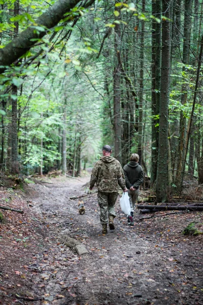 Folk går i skogen och plockar svamp. Karpaterna — Stockfoto