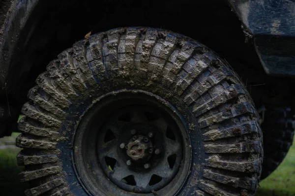 越野车停在山上的沼泽地里. 喀尔巴阡山脉 车轮 — 图库照片