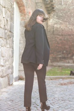 Koyu kahverengi saçlı bir iş kadını. Şık bir kız. Moda. Beyaz. 