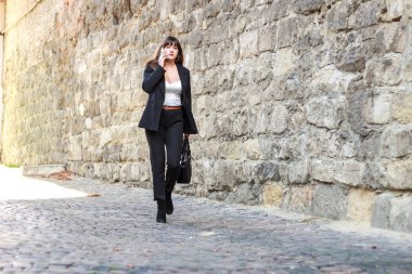 Koyu kahverengi saçlı bir iş kadını. Şık bir kız. Moda. Beyaz. 