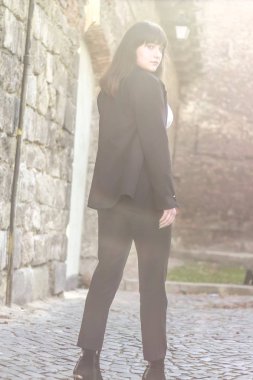 Koyu kahverengi saçlı bir iş kadını. Şık bir kız. Moda. Beyaz. 