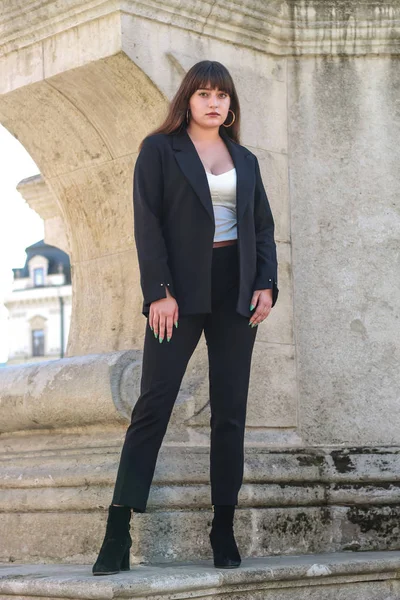 Una mujer de negocios con cabello castaño oscuro. Una chica con estilo. Fashion.White — Foto de Stock