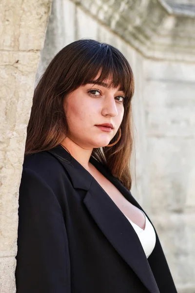 Una mujer de negocios con cabello castaño oscuro. Una chica con estilo. Fashion.White — Foto de Stock