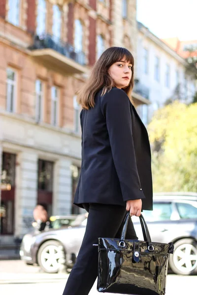 Una mujer de negocios con cabello castaño oscuro. Una chica con estilo. Fashion.White — Foto de Stock