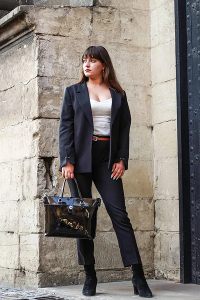 Una mujer de negocios con cabello castaño oscuro. Una chica con estilo. Fashion.White — Foto de Stock