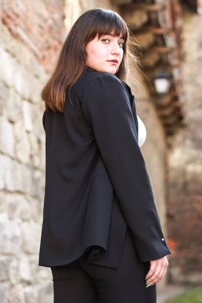 Una mujer de negocios con cabello castaño oscuro. Una chica con estilo. Fashion.White — Foto de Stock