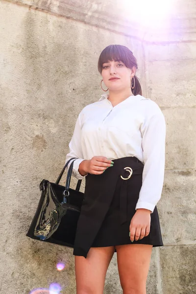 Chica de negocios. Mujer de moda. Camisa blanca, falda negra. Antecedentes — Foto de Stock