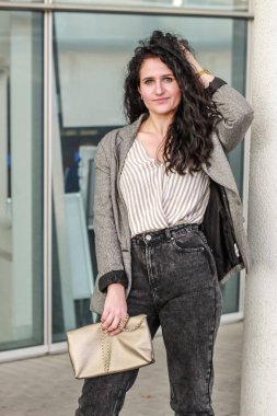 Siyah saçlı bir kız. İş kadını. Yönetmen. 