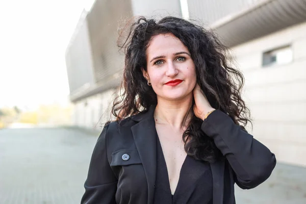 Chica con retrato de pelo negro. Mujer de negocios. Director. Clásico — Foto de Stock