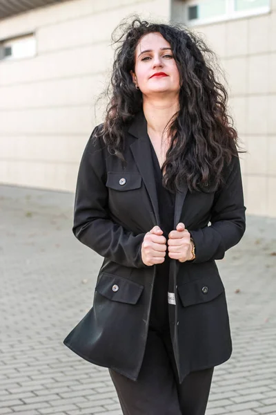 Chica con retrato de pelo negro. Mujer de negocios. Director. Clásico — Foto de Stock