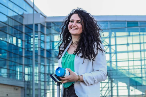 Black-haired girl traveling with luggage. Business woman goes on — Stock Photo, Image