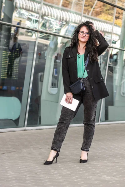 Chica de pelo negro en gafas. Mujer de negocios con estilo. Jack negro — Foto de Stock