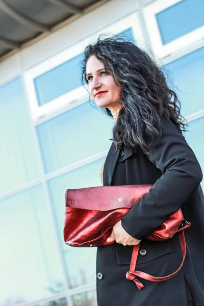 Chica de pelo negro. Mujer de negocios con estilo. Traje negro y rojo ha — Foto de Stock