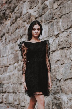 Siyah saçlı kız. Siyah dantelli elbise. Model çekimi. Moda ve
