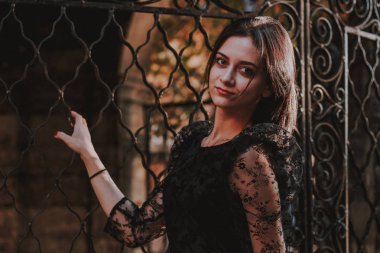 Siyah saçlı kız. Siyah dantelli elbise. Model çekimi. Moda ve