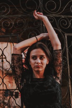 Siyah saçlı kız. Siyah dantelli elbise. Model çekimi. Moda ve