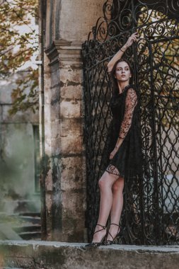 Siyah saçlı kız. Siyah dantelli elbise. Model çekimi. Moda ve