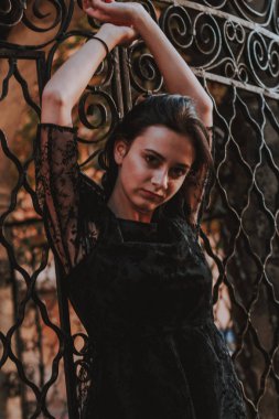 Siyah saçlı kız. Siyah dantelli elbise. Model çekimi. Moda ve