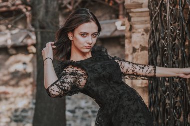 Siyah saçlı kız. Siyah dantelli elbise. Model çekimi. Moda ve
