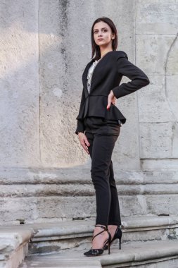 Siyah saçlı kız. Siyah takım elbiseli iş kadını. Beyaz blo.