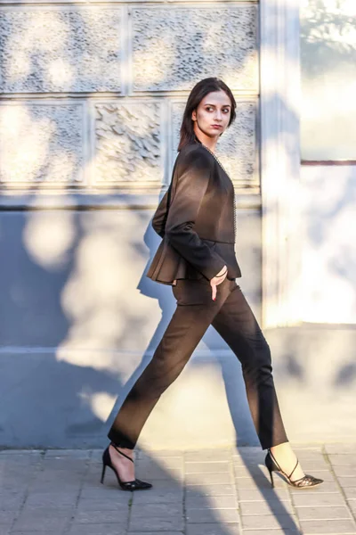 Chica de pelo negro.Mujer de negocios en traje clásico negro.Blanco blo — Foto de Stock