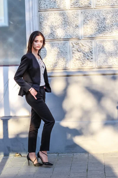 Menina de cabelos pretos.Mulher de negócios em preto clássico suit.White blo — Fotografia de Stock