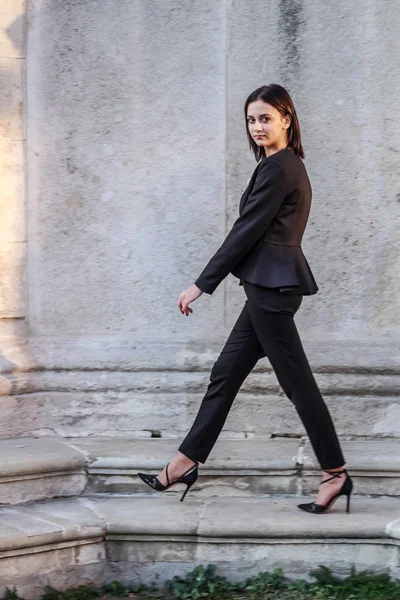 Chica de pelo negro.Mujer de negocios en traje clásico negro.Blanco blo — Foto de Stock