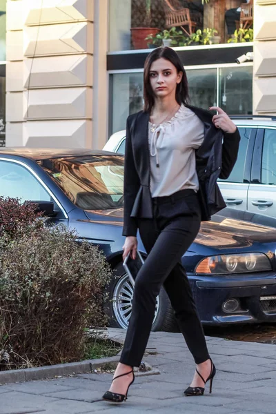 Chica de pelo negro.Mujer de negocios en traje clásico negro.Blanco blo — Foto de Stock